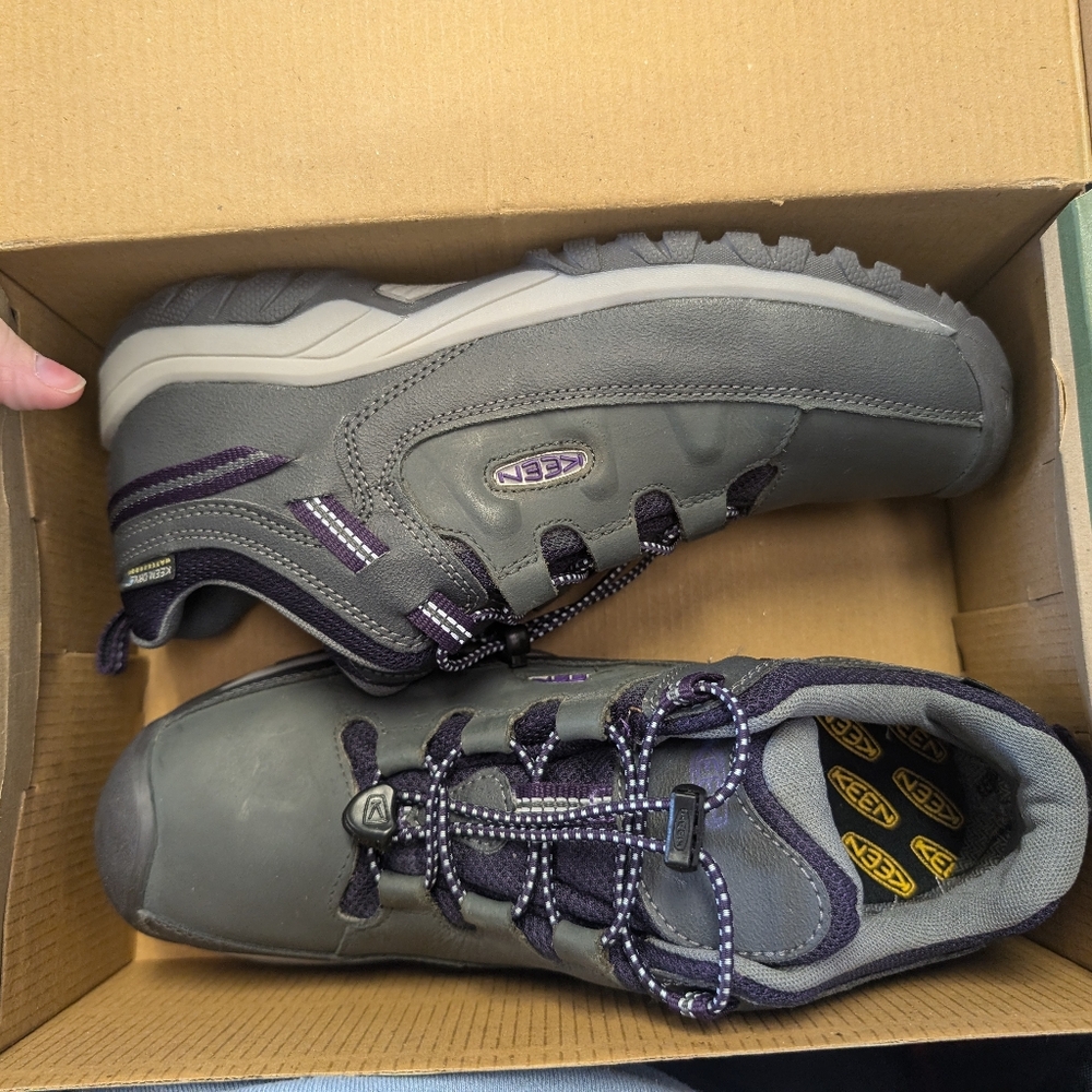 Keen Targhee Low Youth Size 6/ Women's 7 Brand New